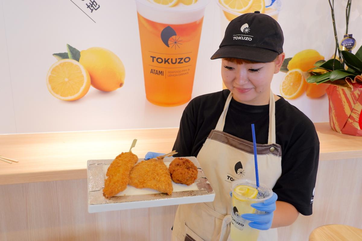 熱海平和通商店街にオープンした「海鮮フライ＆レモンドリンク 熱海TOKUZO」