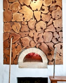 バリ島マス村に石窯ピザ「Pizza Napoli Mas」 コーヒーの木で焼くこだわりも