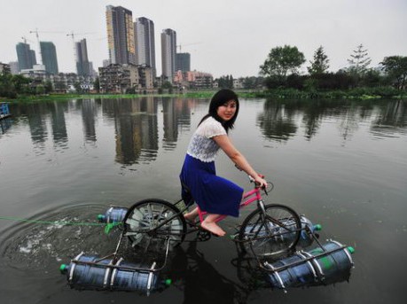 同コンテストのポスターに採用された水上自転車のプロトタイプ