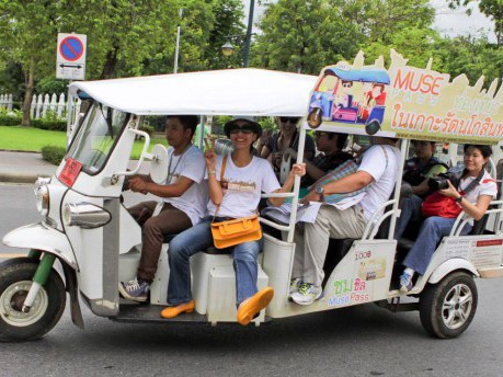 乗車席を6人乗りに改造した専用のトゥクトゥク