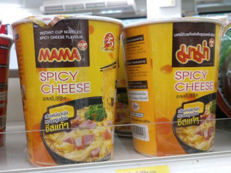 セブン-イレブンで販売中の「MAMAスパイシーチーズ味」
