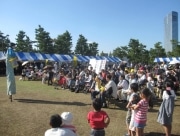 大道芸や落語、バンド演奏などがフェスタを盛り上げる