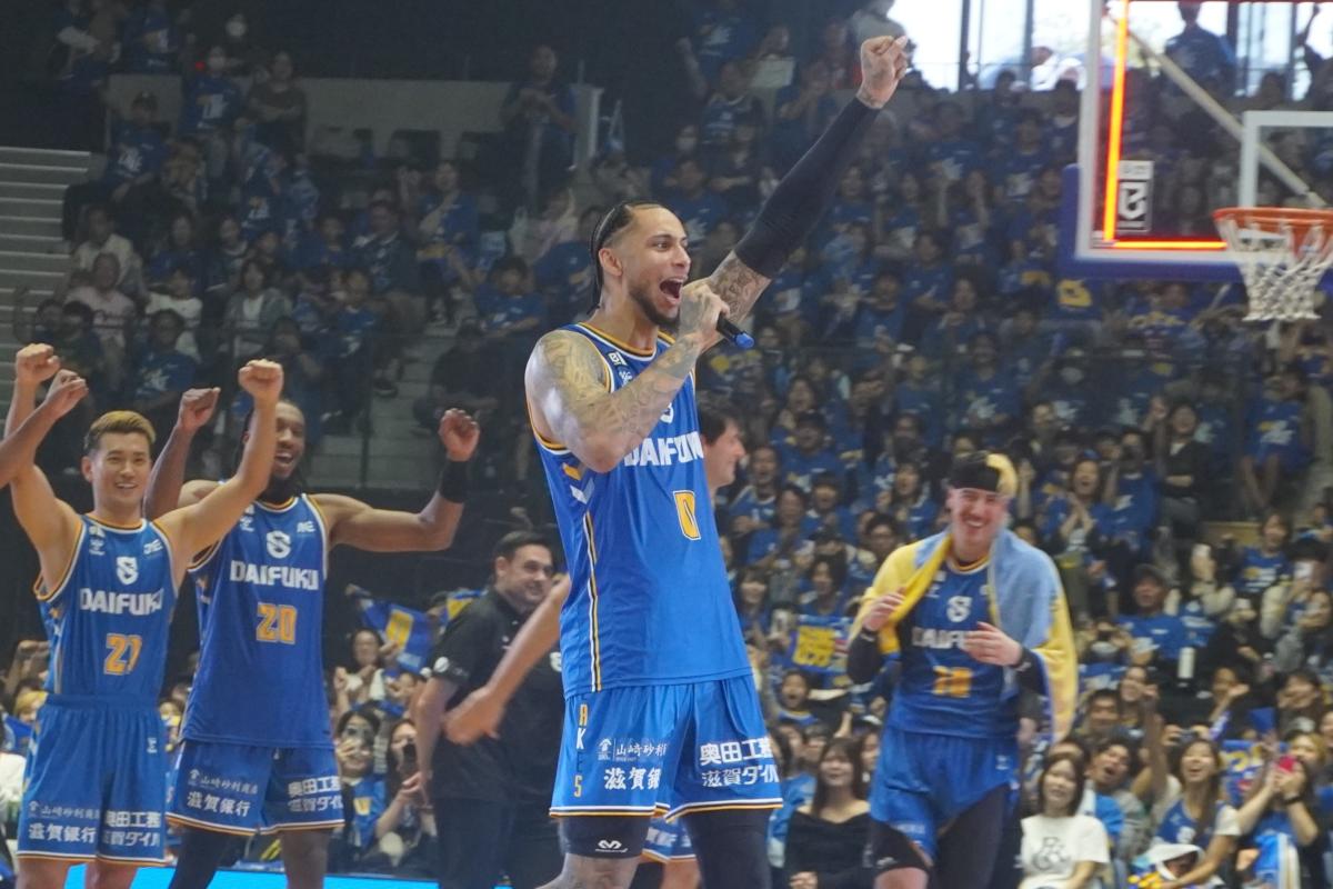 「勝ったぞー」と叫ぶザック・オーガスト選手