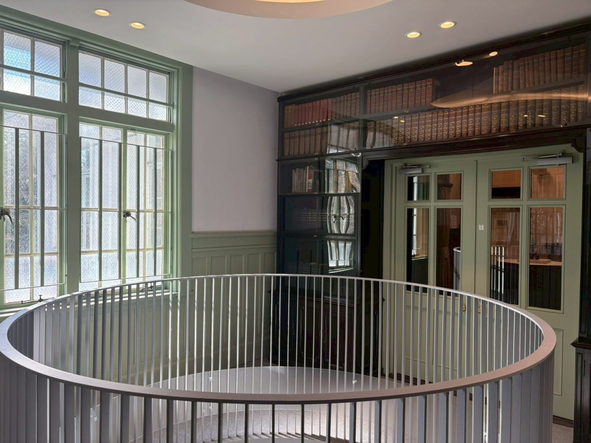 永青文庫2階　細川護立の蔵書の一部が展示されている