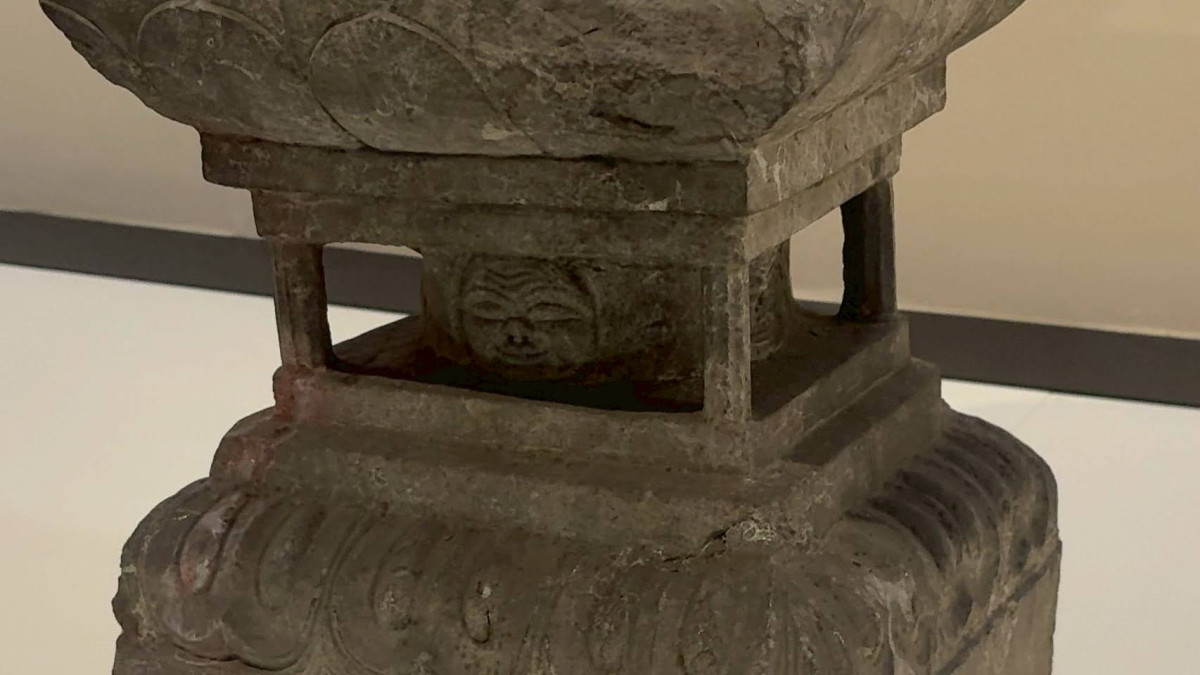 〈阿弥陀如来坐像〉唐・咸亨3年（672年）台座部分