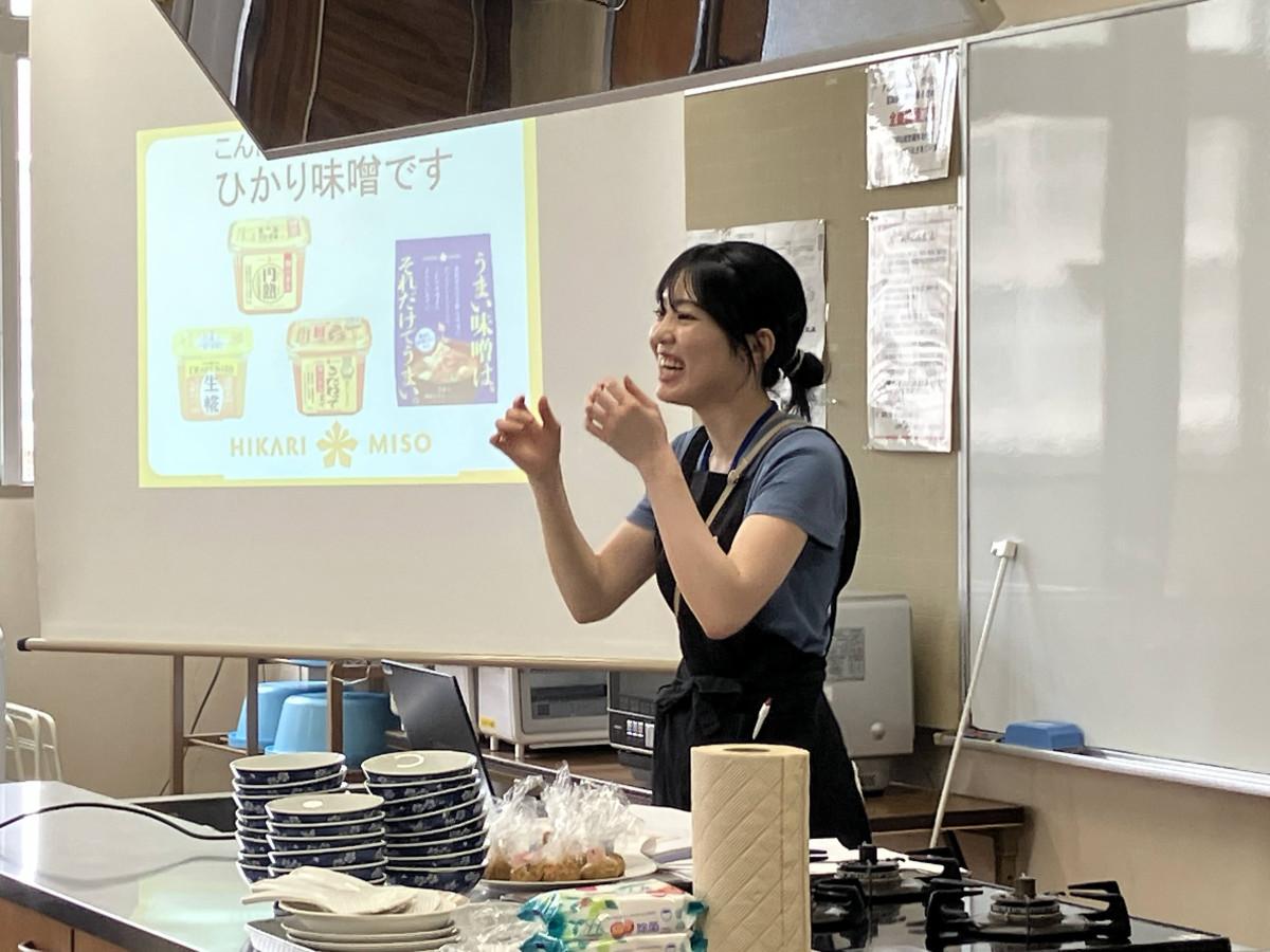 子どもたちの前で「みそ」の違いを説明する「ひかり味噌」の木村文音さん