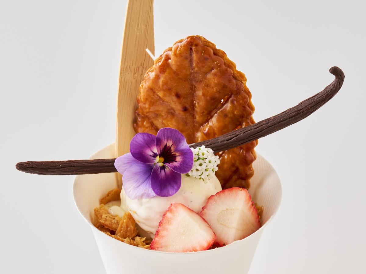 バニラと苺のミルフィーユパフェ