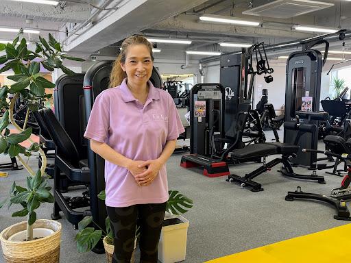 ジムのマシンフロアに立つ代表の井上聡子さん