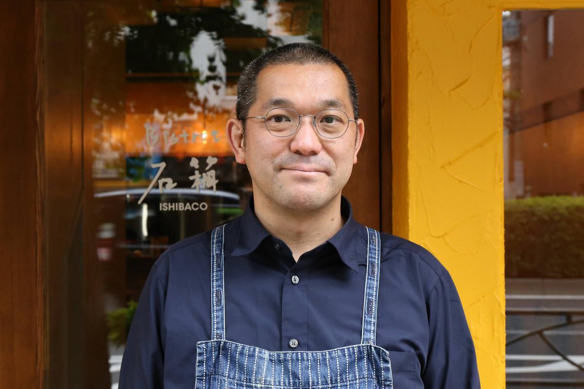 店頭に立つ店主でシェフの箱石和行さん