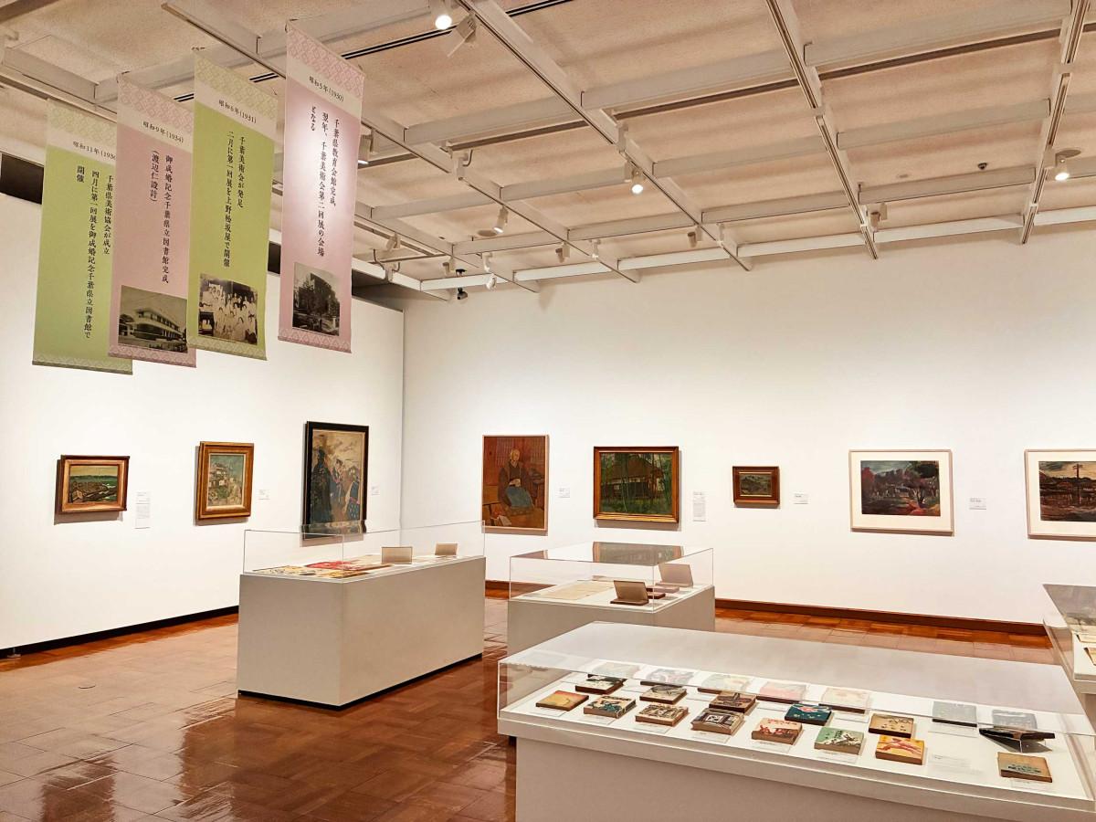 作品が並ぶ展示室