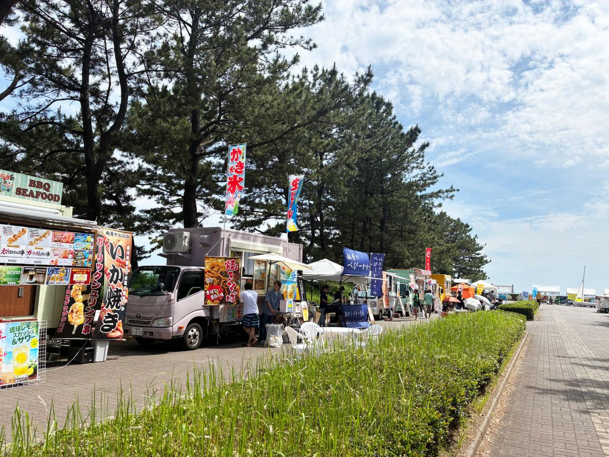 会場に並ぶキッチンカー