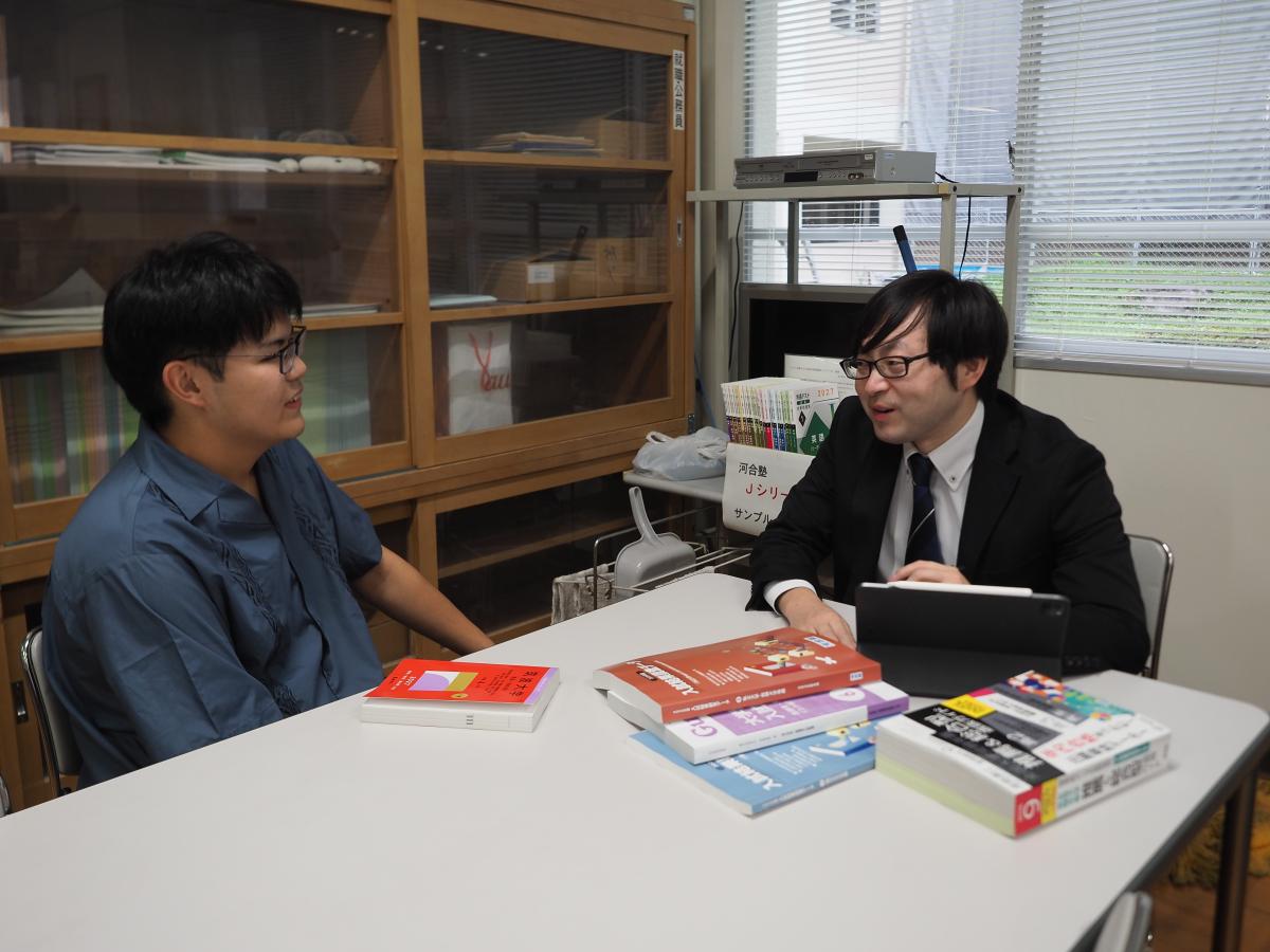 野坂先生と卒業生の面談