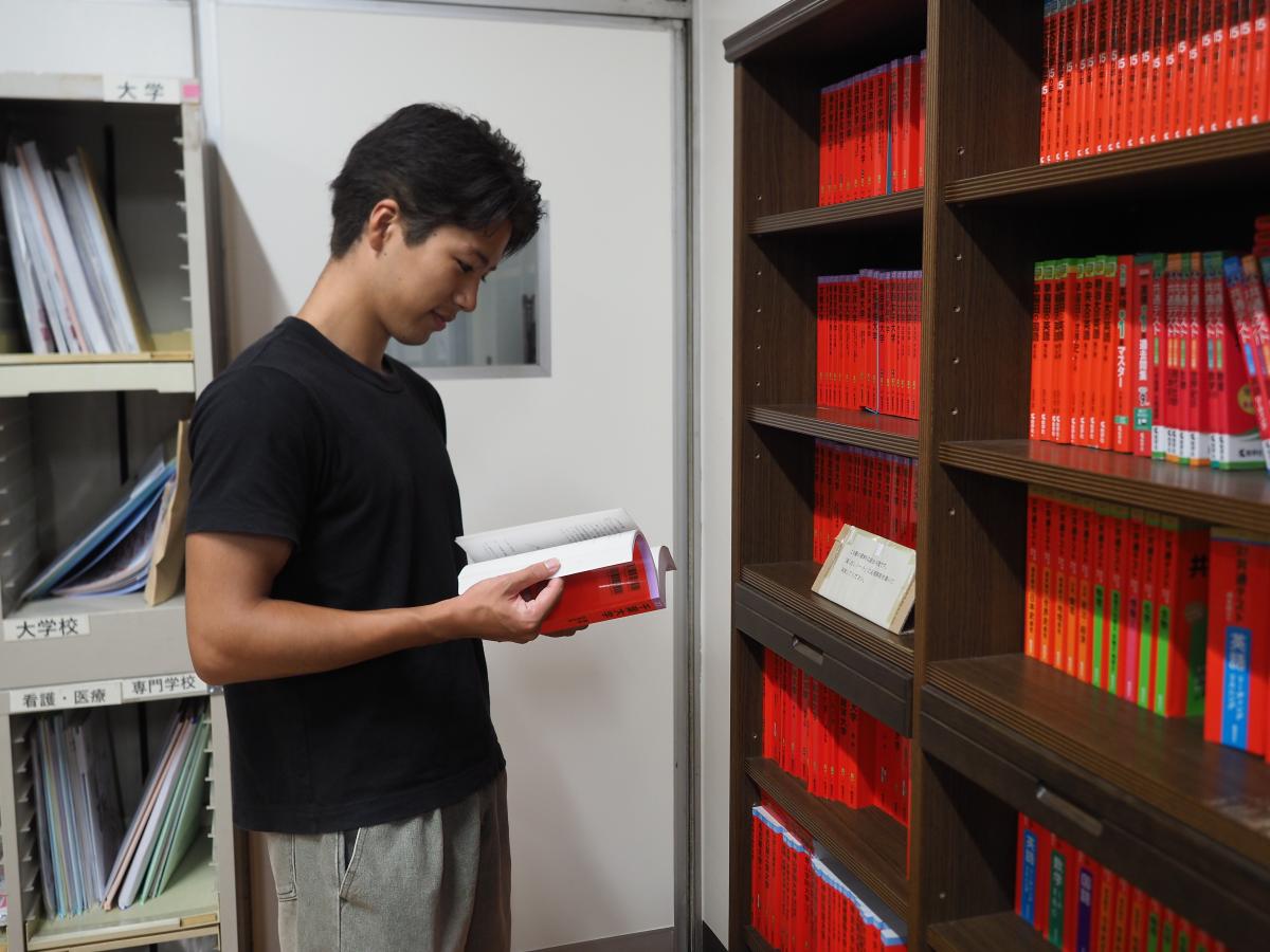 赤本を読む黒沢さん