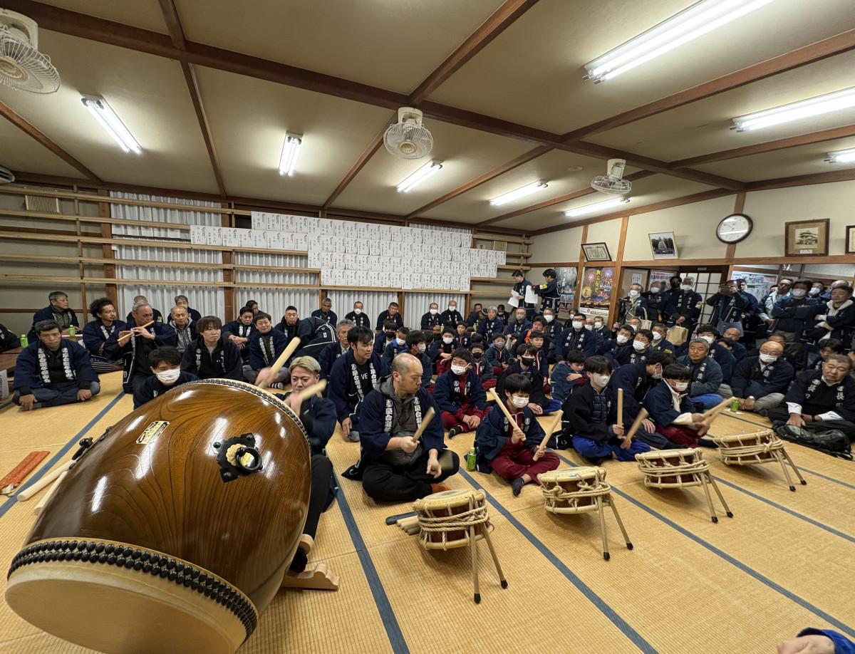 （写真左）新たに復元・新調した長胴太鼓