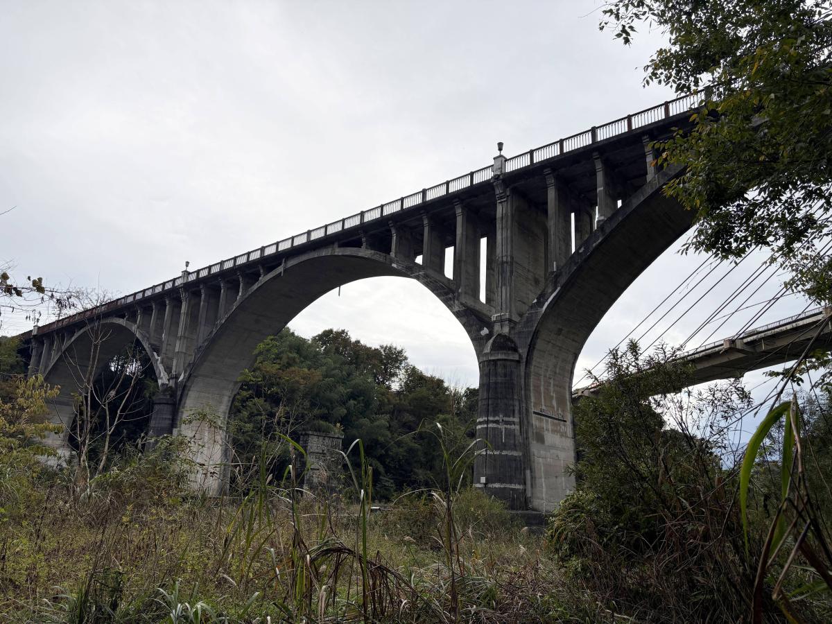 旧秩父橋と初代の橋脚、3代目の秩父橋