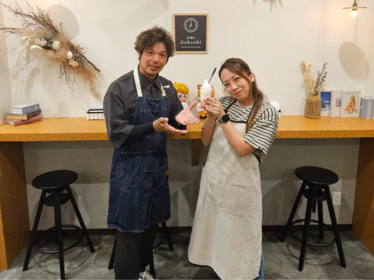 店主の松島弘宜さん(左)、店長の彩さん(右)(写真提供=19時のGohoubi新飯塚店)