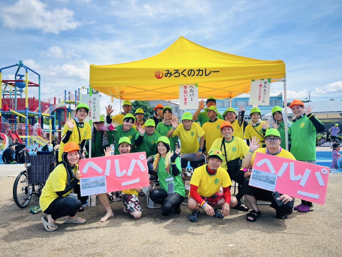 約180人のボランティアがプールに入る時の介助、会場案内や救護などの運営をサポートした