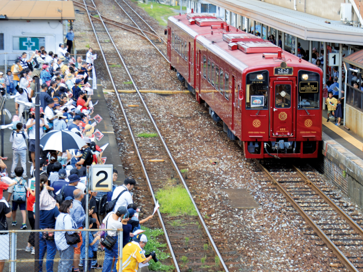レストラン列車「ことこと列車」に手を振るイベント
