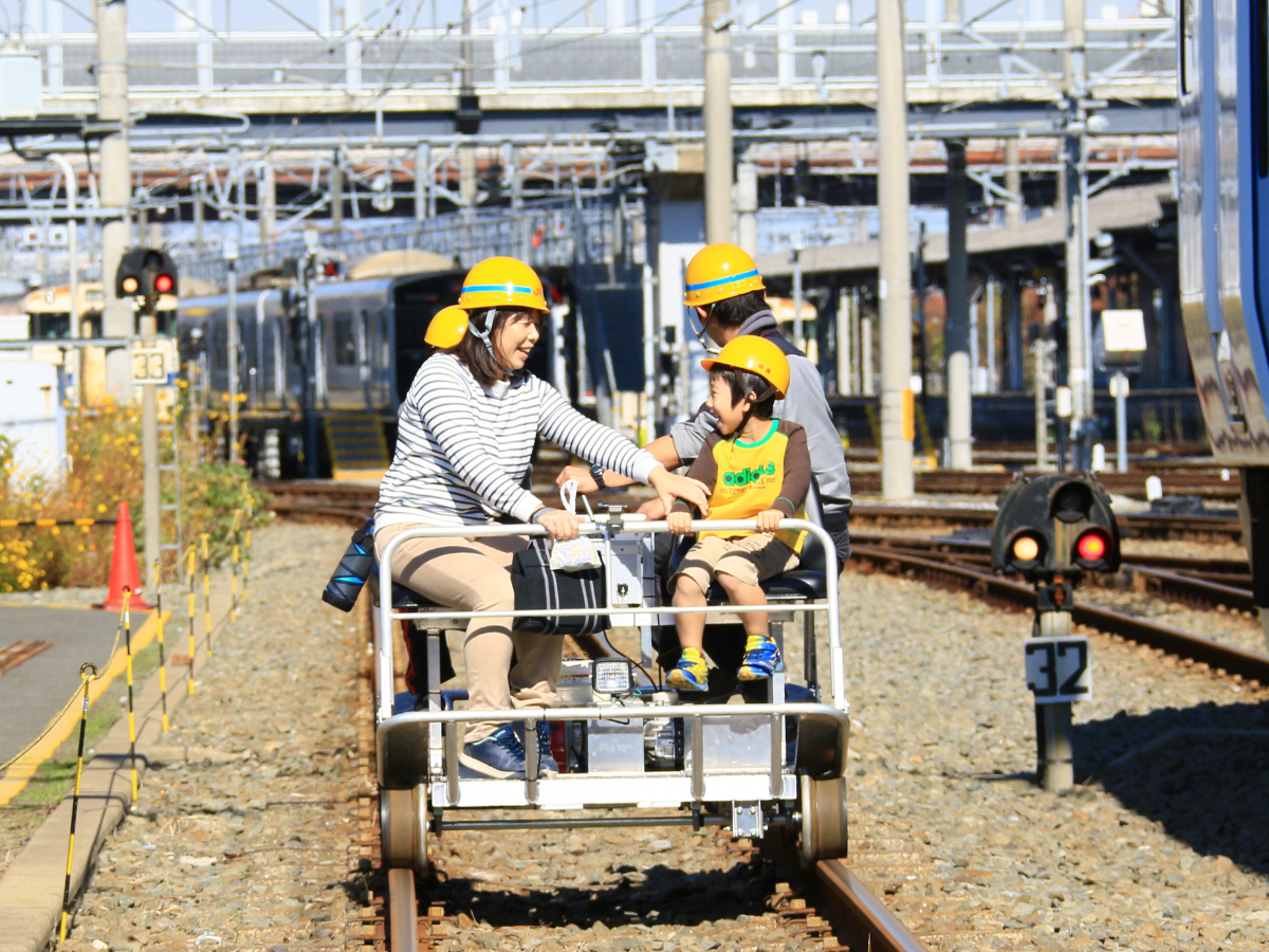 電車の点検に使うアルミカート乗車体験の様子=直方のJR九州直方車両センターで「ふくほくフェス」(写真提供=JR九州筑豊篠栗鉄道事業部)