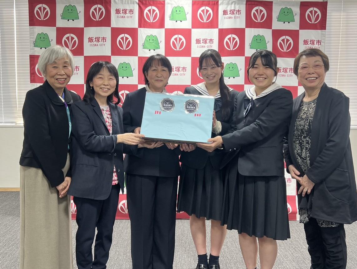 飯塚高校吹奏楽部がボランティア2団体に寄付した