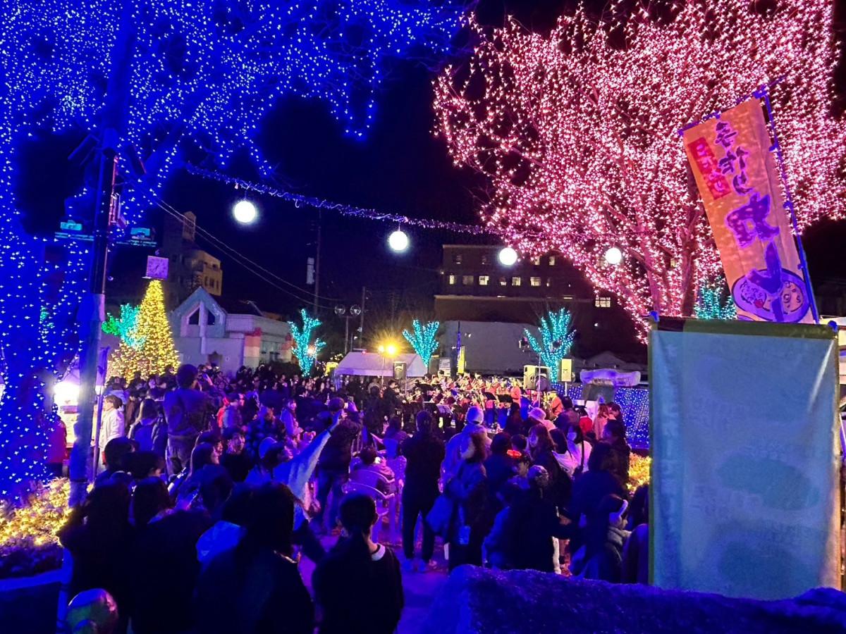 須崎町公園での点灯式（写真提供＝直方市）