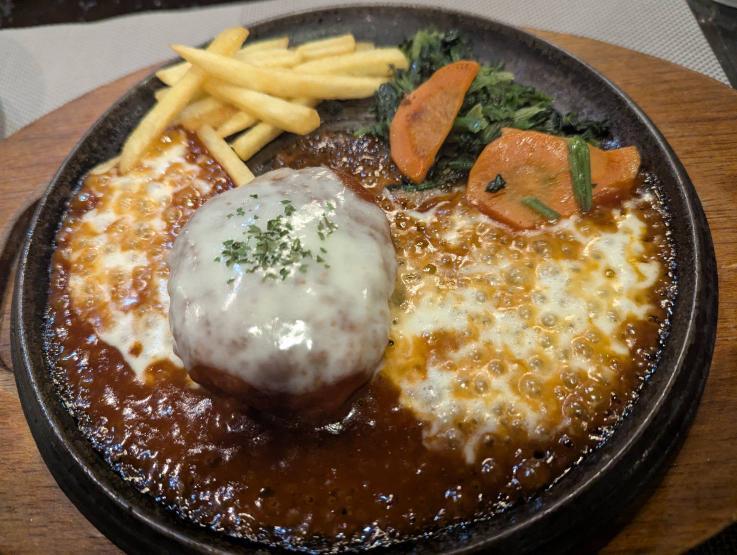チーズハンバーグ＝鉄板ダイニングレストラン「YUJU」（写真提供＝Dining Restaurant YUJU）