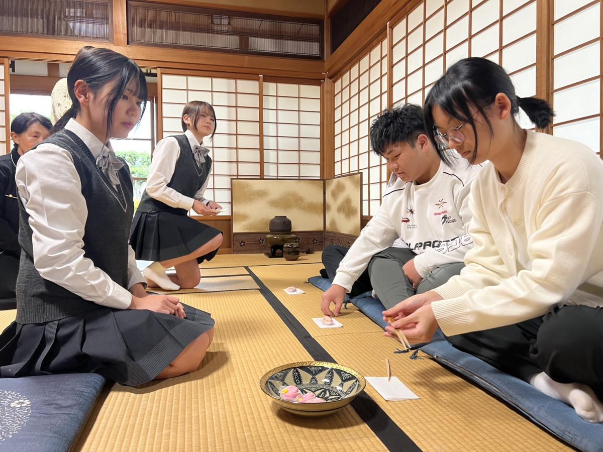 大和青藍高生徒（左側）と茶道で交流する台湾の高校生（右側）