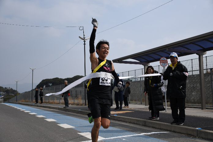 第74回鞍手町大会でゴールテープを切るランナー（写真提供＝直方市）