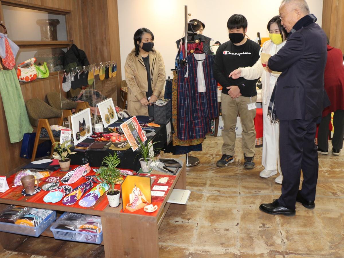 「第1回のおがたベースマルシェ」の様子（写真提供＝直鞍産業振興センター）