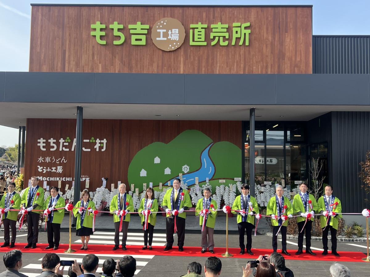 「もち吉工場直売所」のオープニングでのテープカットには浅香山親方（元大関魁皇）らが駆けつけた