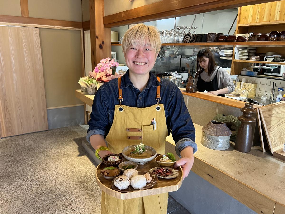 笑顔で料理を提供する星野さん＝福智町に抹茶カフェ「KITOKI」