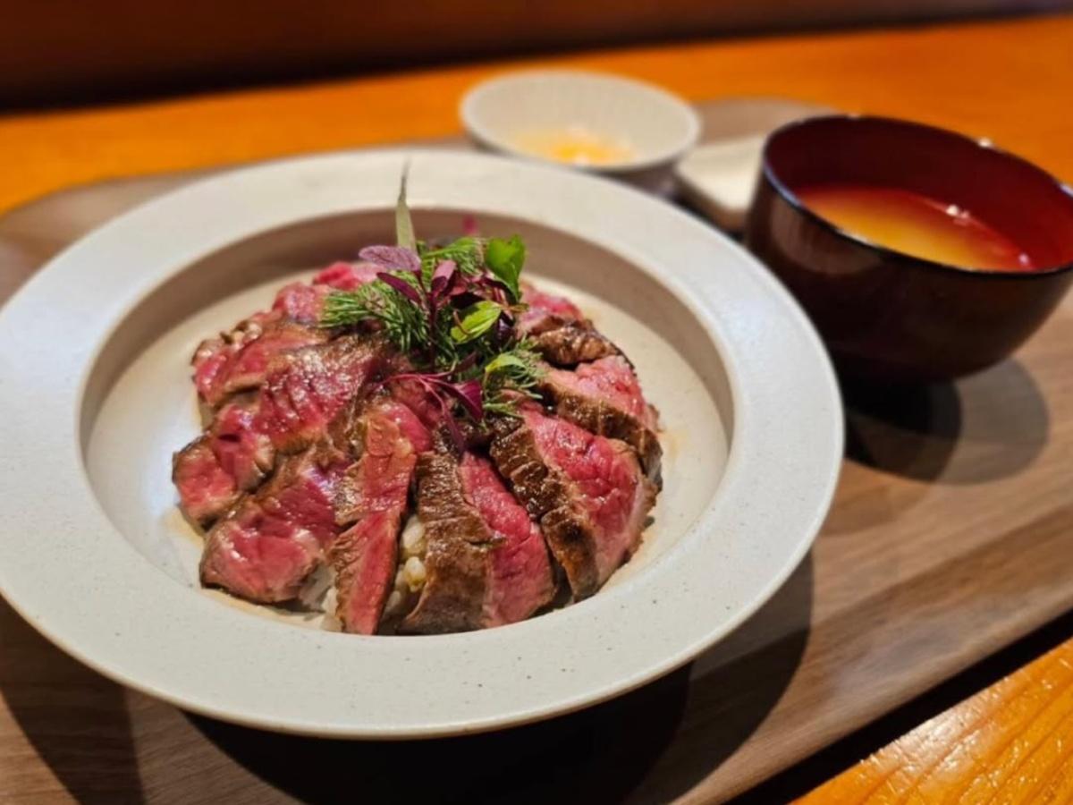 赤身ステーキ丼スタイル＝桂川に「高手牛とパスタの店なかしま」（写真提供＝なかしま）