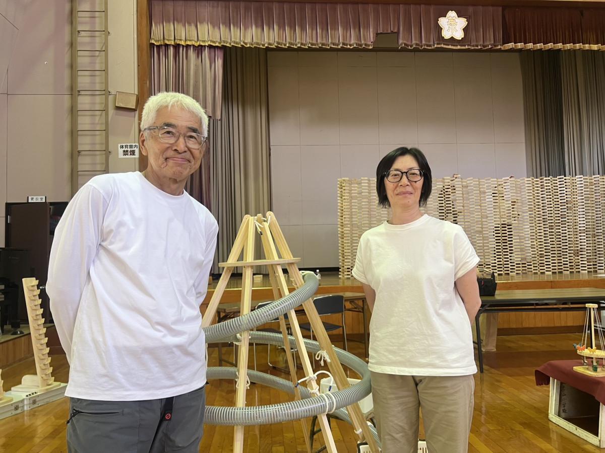 木工店「一郎工房」の堀田一郎さんと妻の智恵さん＝添田の「木のおもちゃキャラバン」