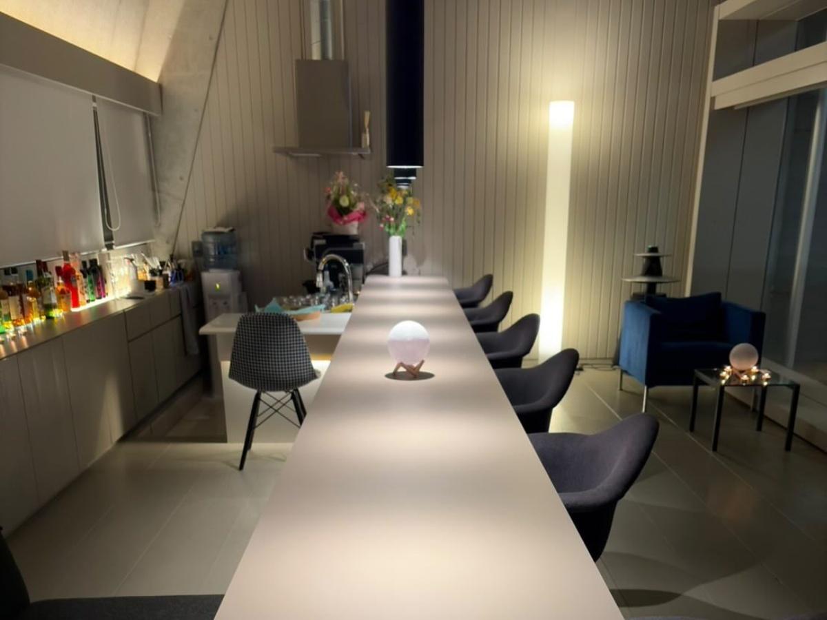 カウンター席＝夜のカフェ「宵明」が飯塚にオープン（写真提供＝宵灯）
