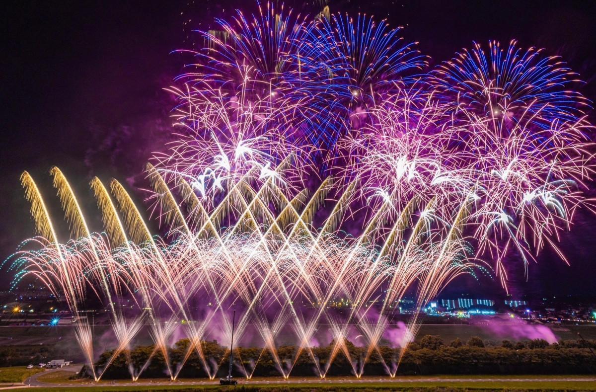 直方の夜空を華やかに彩る大輪の花火（写真提供＝直方市）