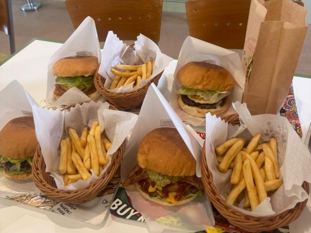 手作りバーガーとフライドポテトのバスケットが並ぶ（写真提供＝レイダック）