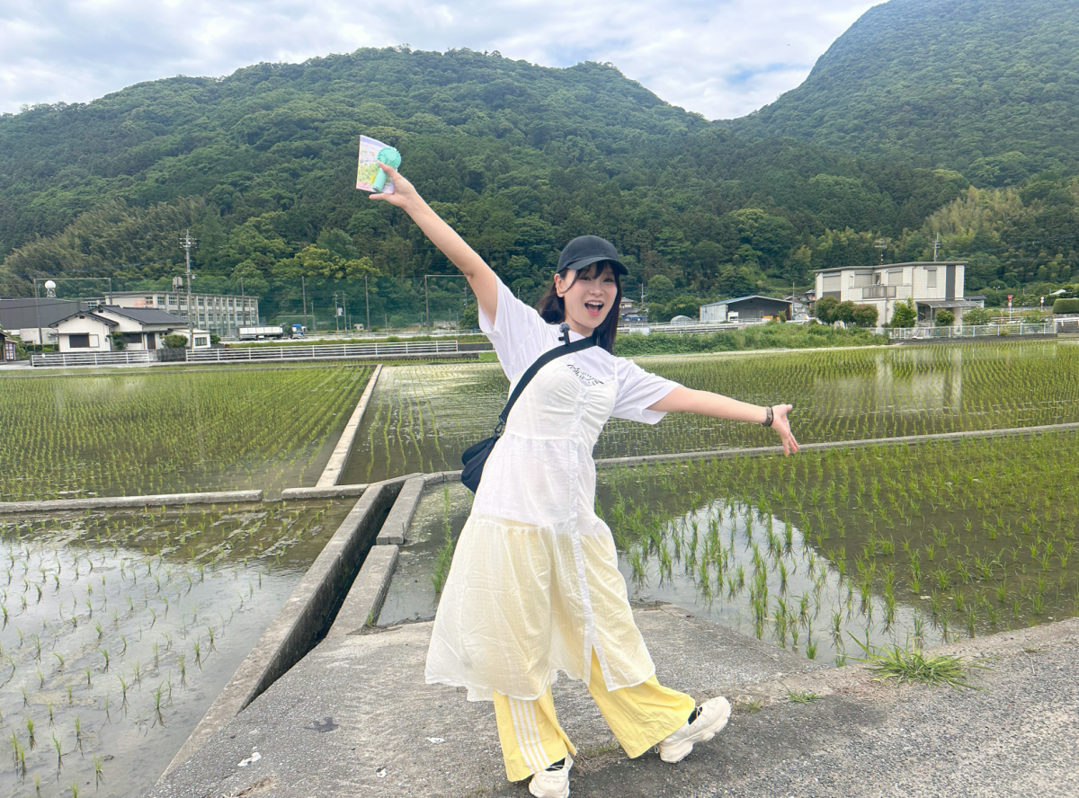 あぜ道を通ってスタンプラリーを楽しむ香春町観光協会事務局長の西部知恵さん（写真提供＝香春町観光協会）