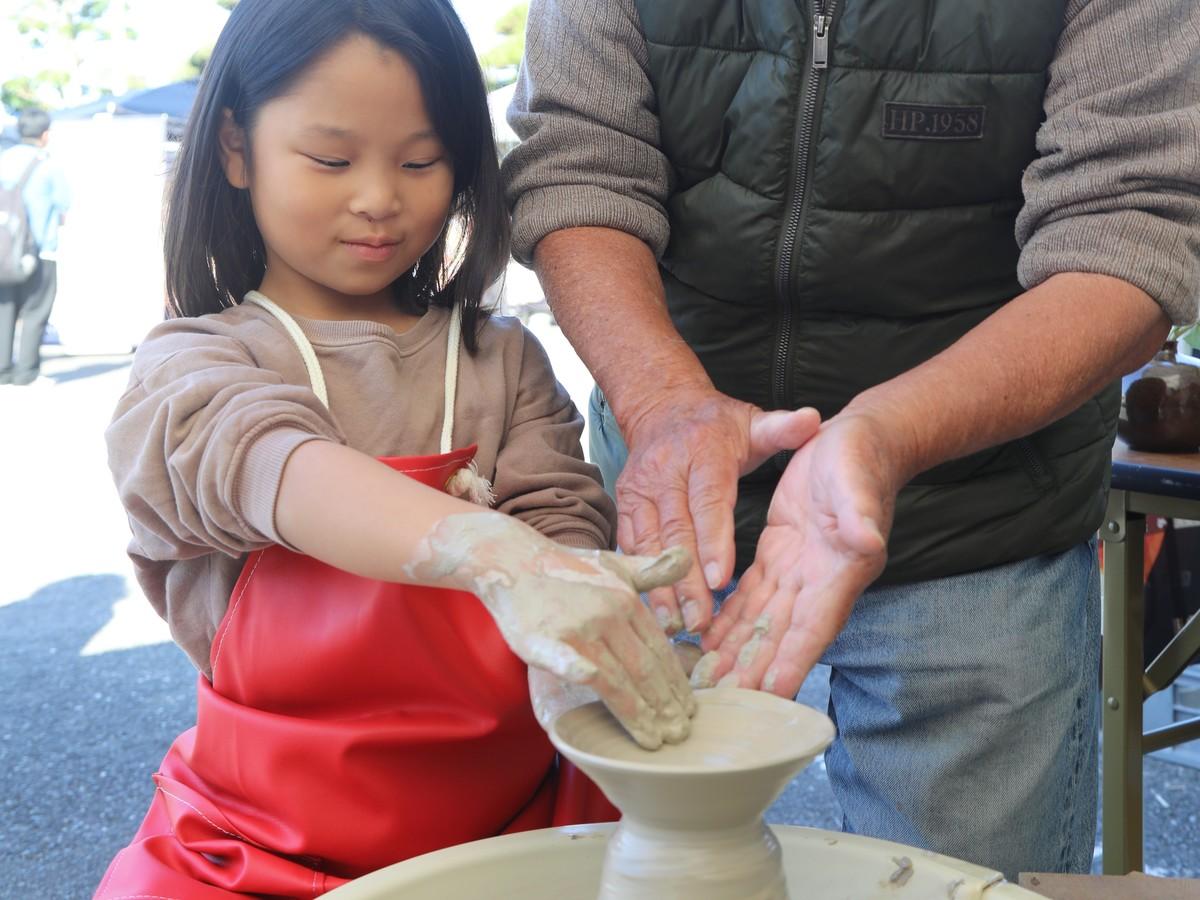 昨年のろくろ体験で器作りに挑戦する子ども（写真提供＝福智町）