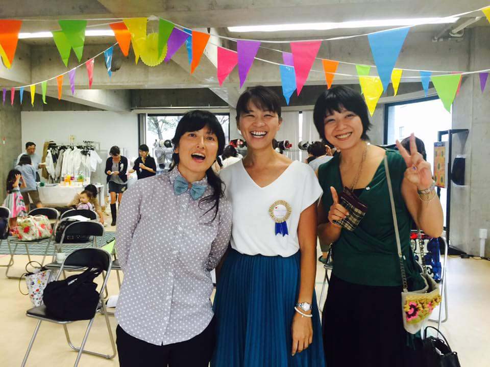 写真：Polaris初代代表の市川望美さん（右）と2代目代表の大槻昌美さん（中央） 5周年イベントで