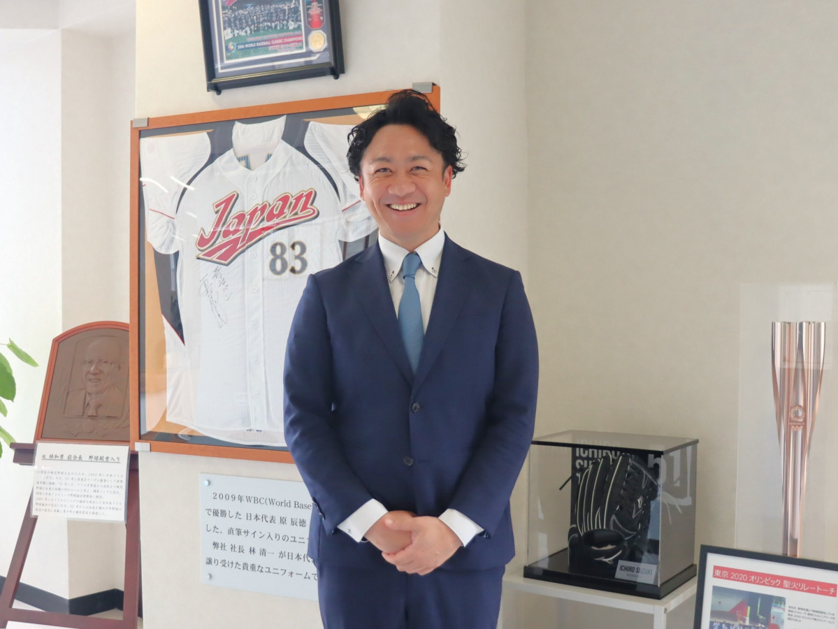 写真：林慎一郎さん　林建設ロビーにて