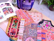 調布のアジアン衣料品店で古布展－民族衣装の一部など