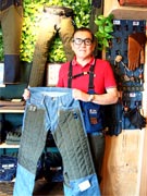 日本初「タカ狩りウエア専門店」、調布・仙川に　珍しい鷹匠グッズも