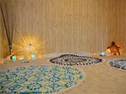 調布にハワイアンヨガスタジオ　100キロの白砂で手作り室内ビーチ