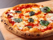 調布・飛田給にテークアウト専門ピザ店 500度の石窯で焼き上げるナポリピザ