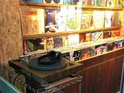 調布・つつじヶ丘に世界のビールとレコードの店 試聴用レコードプレーヤーも設置