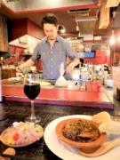 調布・旧道沿いに居酒屋　ソムリエ店主が伊直送のたる生ワインに合う鉄板料理