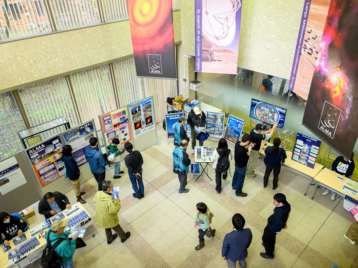 電波望遠鏡の展示を見学する来場者（昨年の様子）&copy国立天文台