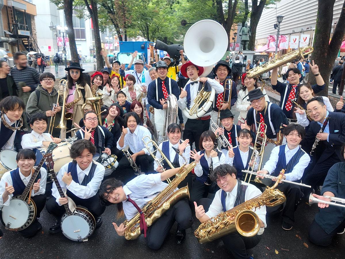 飛び入り参加もできる、洗足学園音楽大学ジャズブラスガンボのパレード