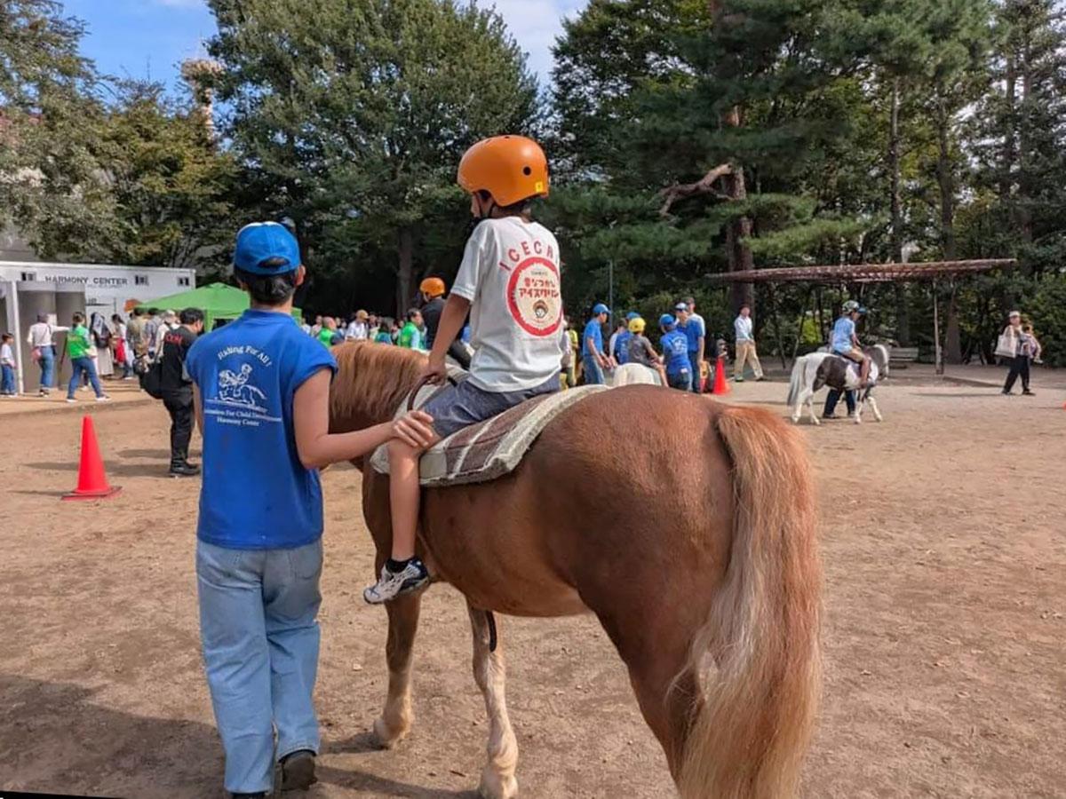 調布市内で行われたポニーの乗馬体験