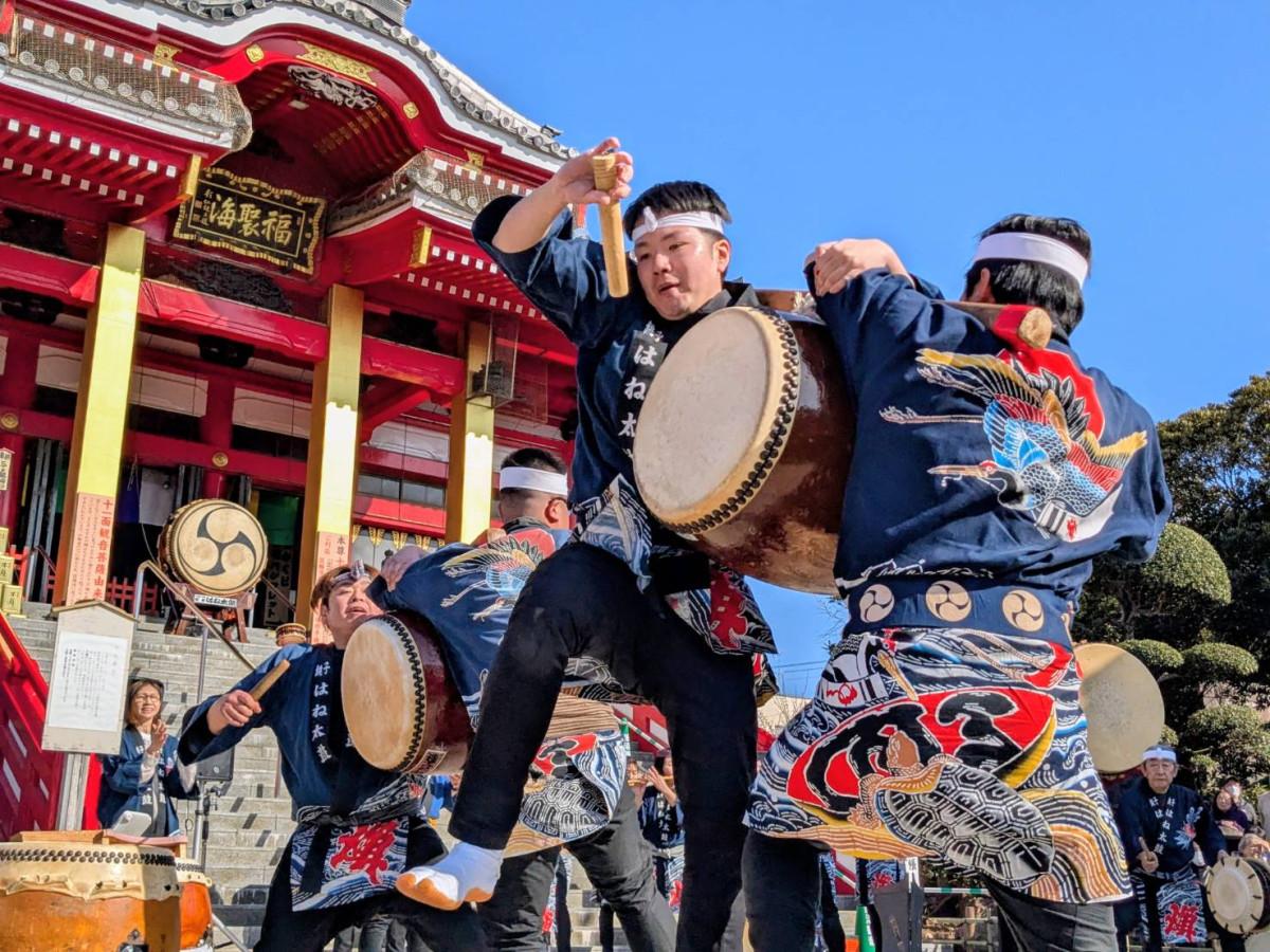 力強い演奏を披露する「銚子はね太鼓保存会」の出演者